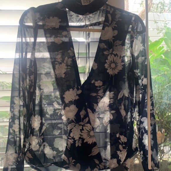 Sheer Blue and White Floral LF Top - Picture 9 of 9